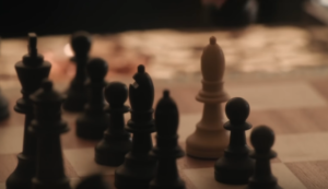 Lire la suite à propos de l’article World Chess Champion Magnus Carlsen breaks down The Queen’s Gambit | Shot by Shot | Netflix